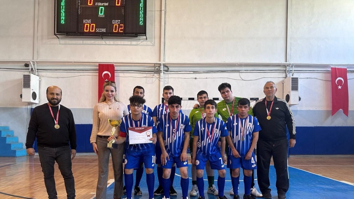 İncirli Şehit Hüdai Arslan Mesleki ve Teknik Anadolu Lisesini 2-0 yenerek şampiyon olduk